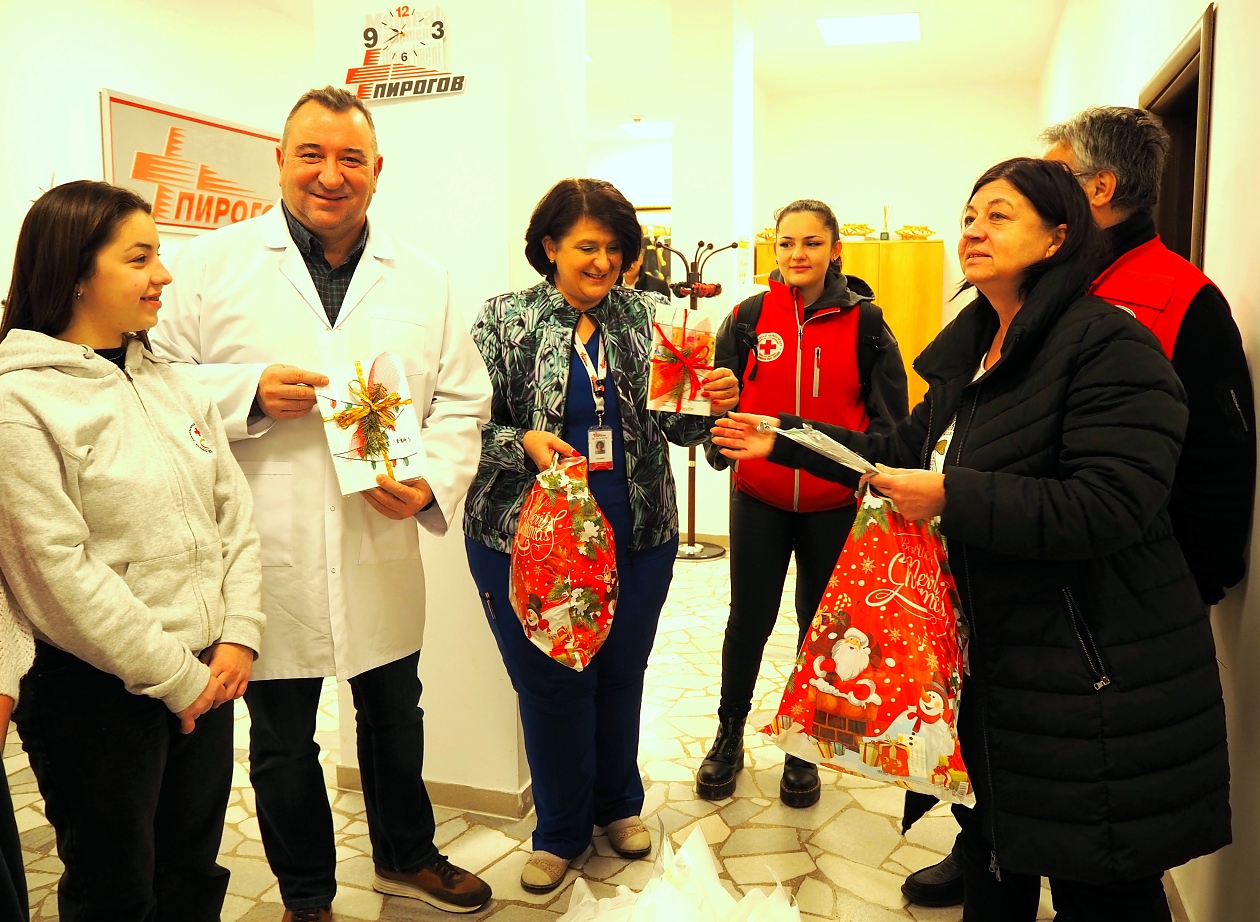 270 малки пациенти, лекуващи се в столични болници, получиха подаръци от БЧК