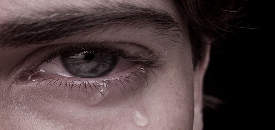 в дясното му око блестеше една сълза - голяма, чиста, търсеща прошка сълза.