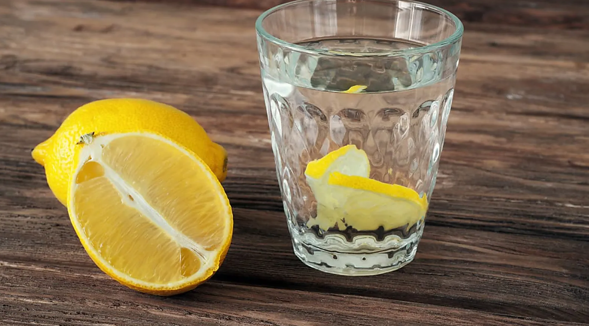 ползи от пиенето на топла вода с лимон