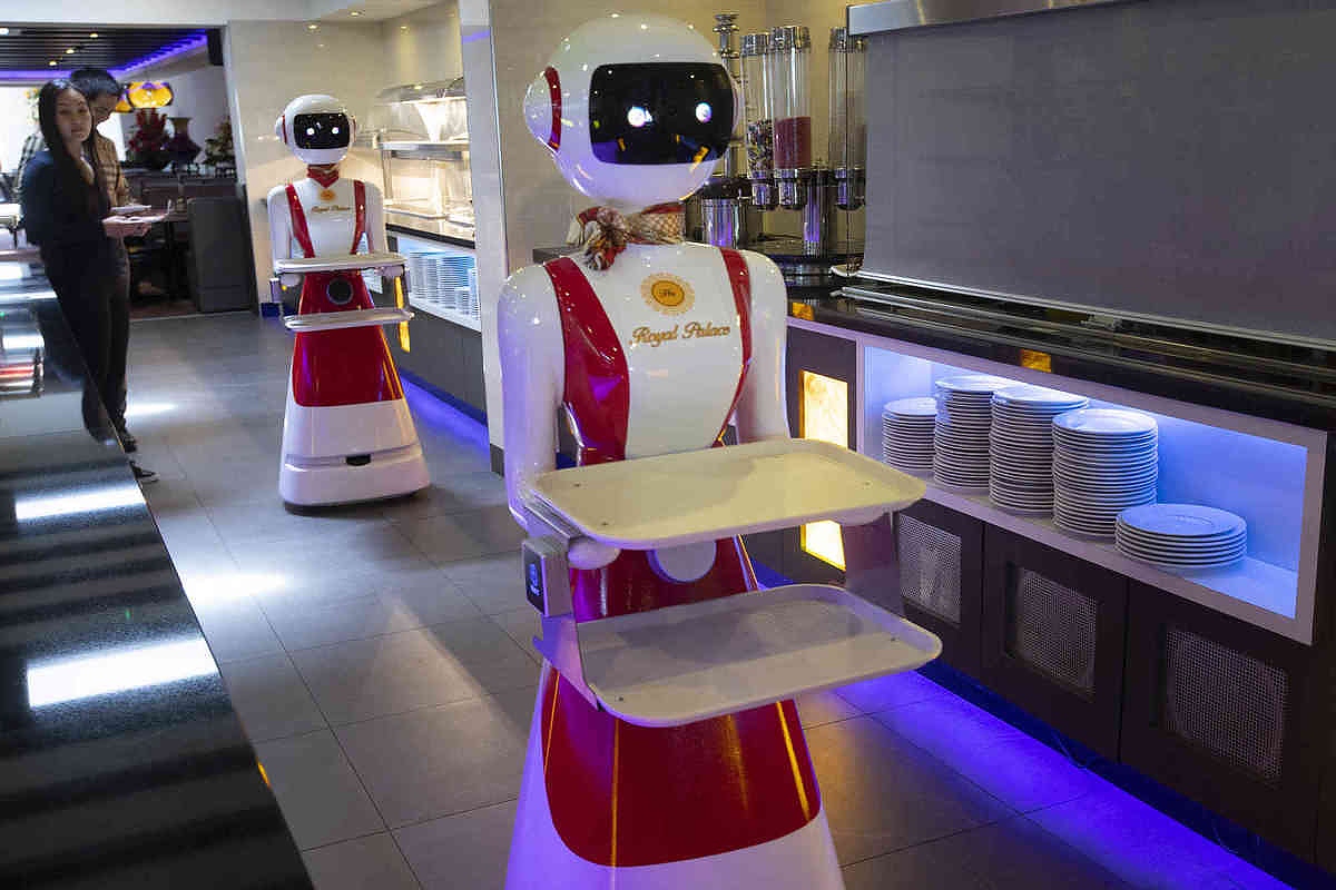 Сервитьори роботи ще посрещнат клиенти на ресторант в Холандия