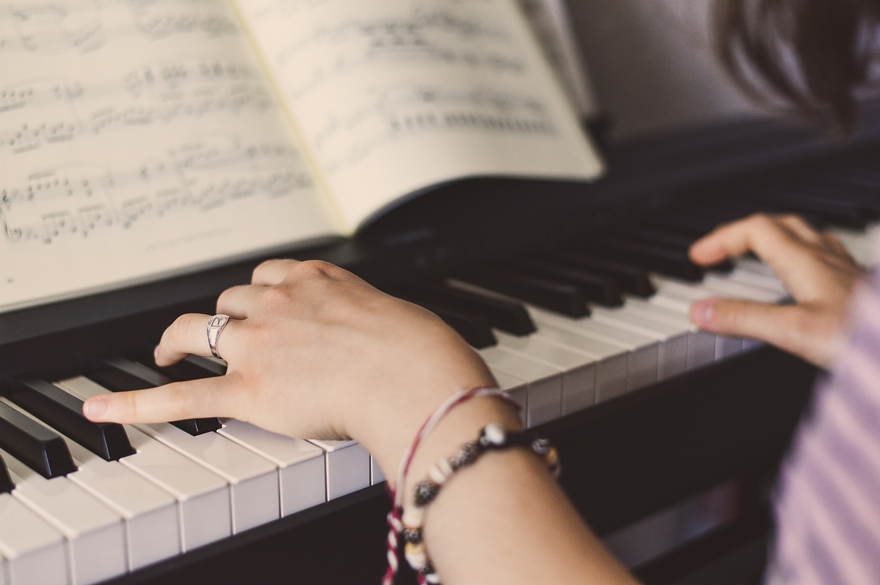 Свиренето на пиано подобрява мозъчната функция и облекчава стреса