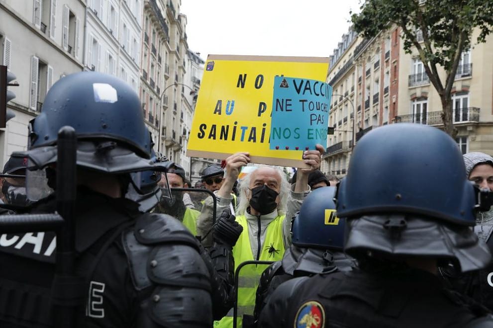 Над 140 протеста във Франция срещу противоепидемичните мерки