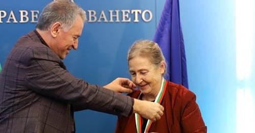 Кацаров награди проф. Кожухарова със златен медал за справяне с епидемията
