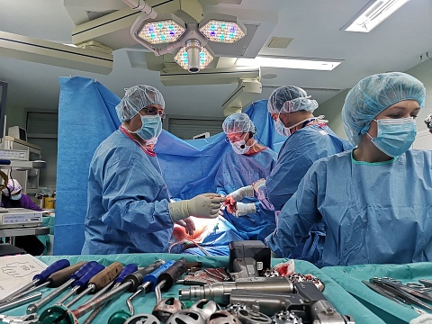 Хирурзи от ВМА и Швейцария учат ортопеди от цяла България