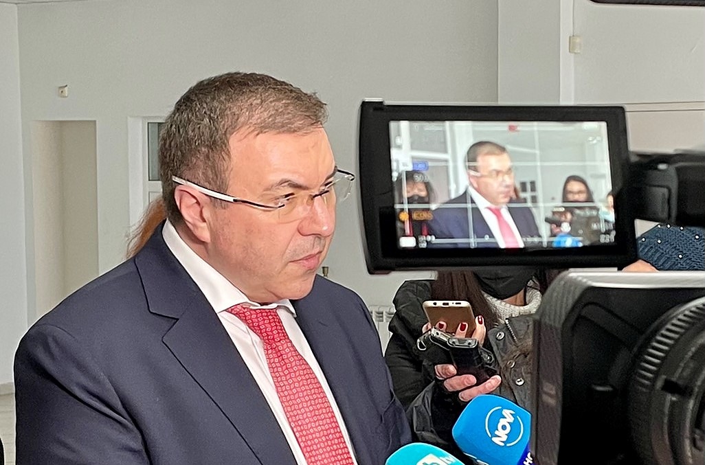 Министър Ангелов: Обсъждаме варианти за ускоряване на темпа на ваксинация