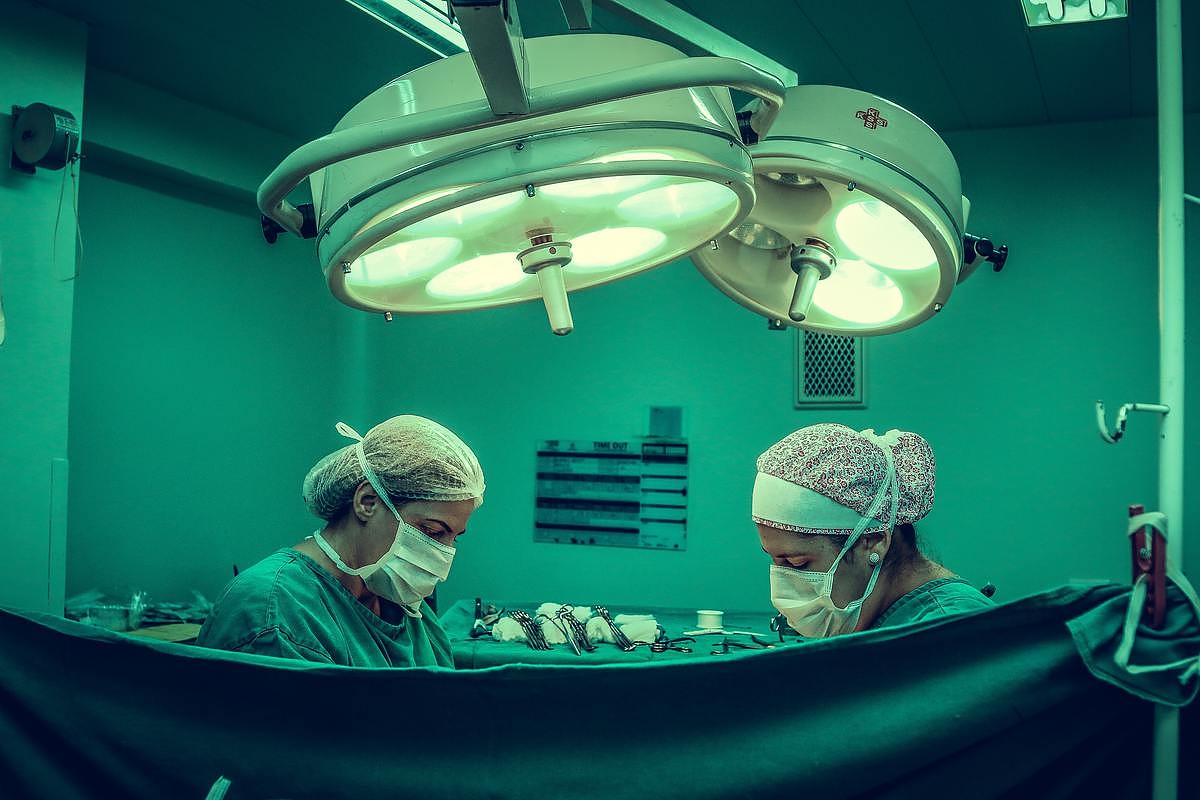 Пациент отвори очи и видя скалпели, излезе от упойка по време по операцията