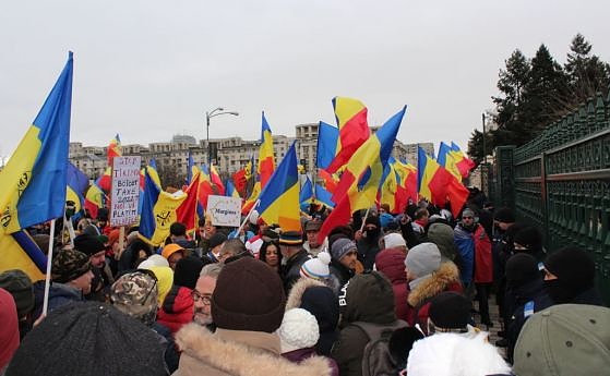 Протестиращи срещу сертификатите атакуваха румънския парламент