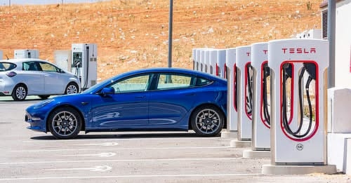 Зарядните станции на Tesla в София и Пловдив стават платени