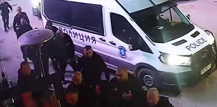Пловдивската полиция съблече голи клиенти на заведение