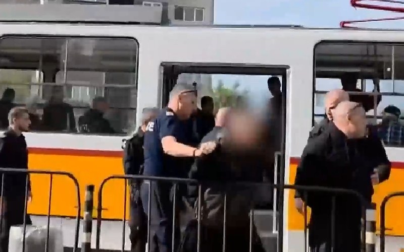 Локали нападнаха ученици посред бял ден в трамвай