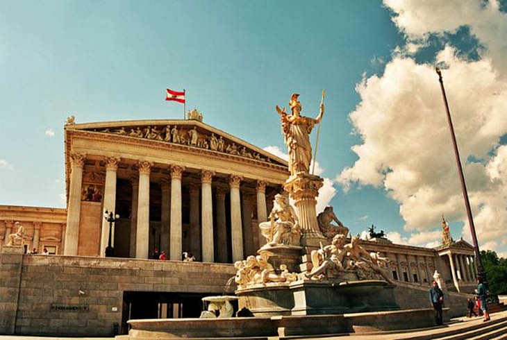 Австрия иска да впише в Конституцията правото да се ползват пари в брой