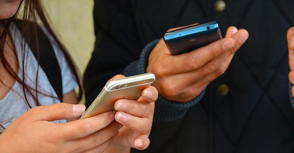 Турция забранява мобилните телефони в училищата