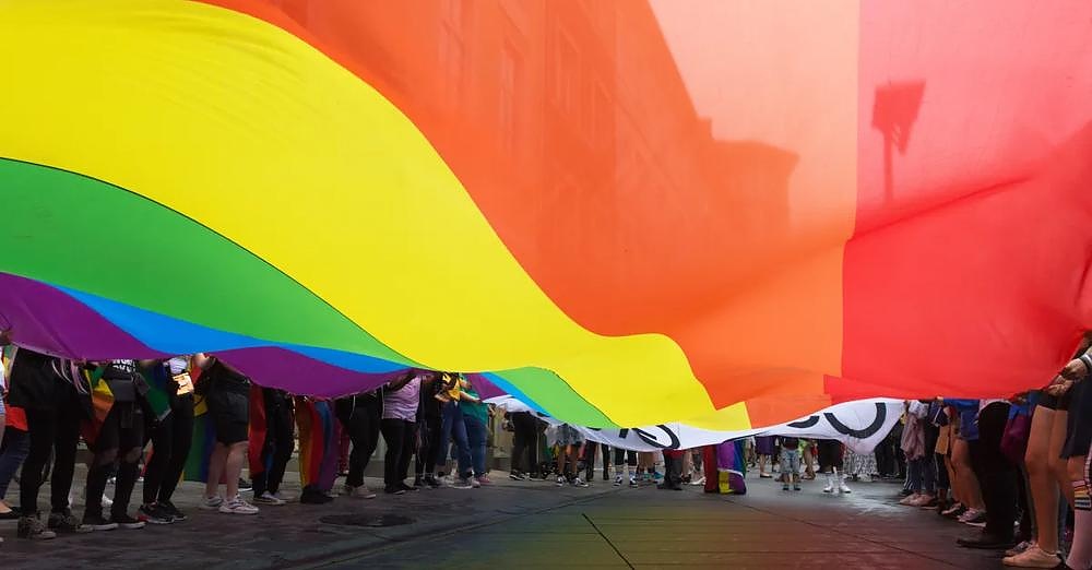 Русия забрани темата за ЛГБТ общността в медиите и книгите