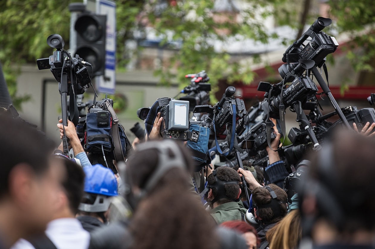 Държавните институции нямат право да ограничават произволно достъпа на журналисти до отворени пресконференции. 