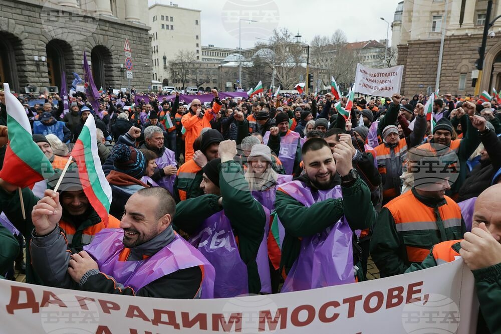 миньори на протест пред Министерския съвет срещу  данък