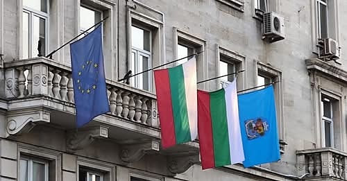 Бивш депутат комунист с вишка свали украинското знаме от сградата на Столична община