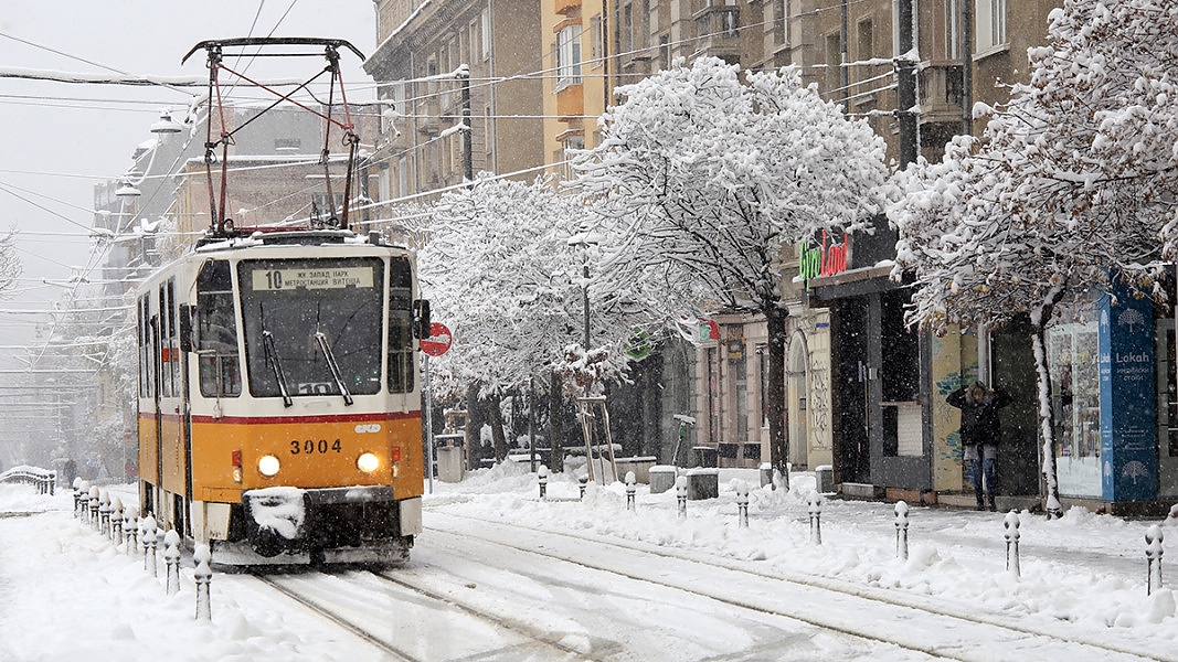 Циклон носи първи сняг в София в събота.
