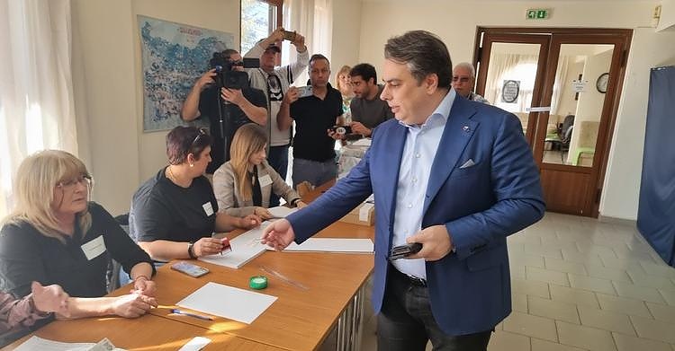 Отказаха вота на министър Асен Василев заради липсата на уседналост