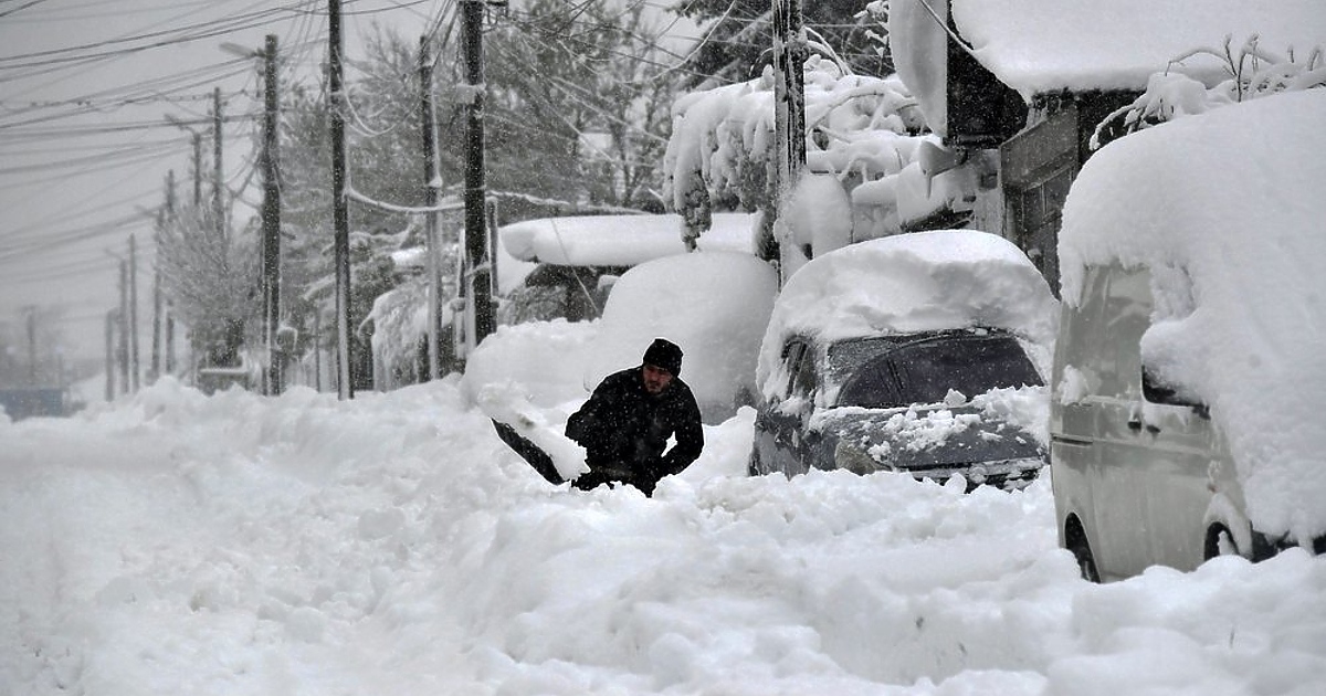 Пълна мобилизация за отстраняване на авариите и защита на населението от снежното бедствие в цялата страна