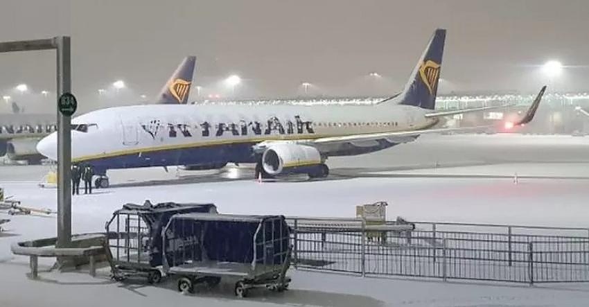 Лондонското летище Станстед затвори заради снеговалеж