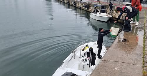 Извадиха 15 тротинетки от морето край Морската гара във Варна