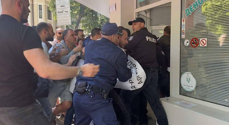 Протестиращи потрошиха стъклата на Медикус Алфа в Пловдив заради смъртта на 6 годишния Ангел