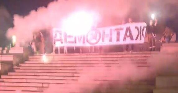 Фенове на „Левски“ нападнаха палатковия лагер пред Паметника на съветската армия и счупиха плочата на монумента