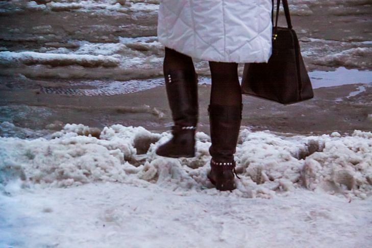 Как да се отървете от белите петна по обувките през зимата