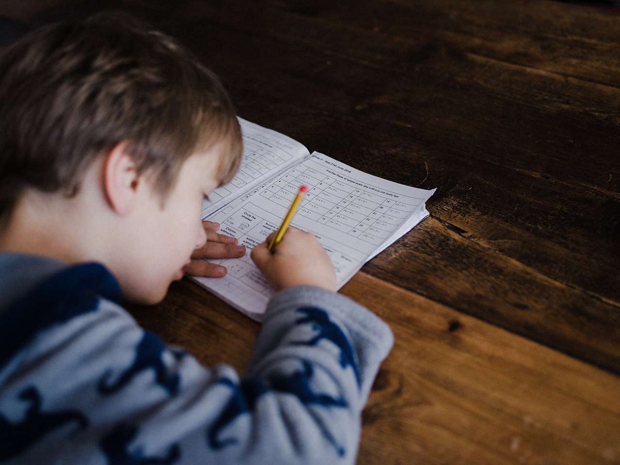 Как да научим детето да си пише бързо домашните