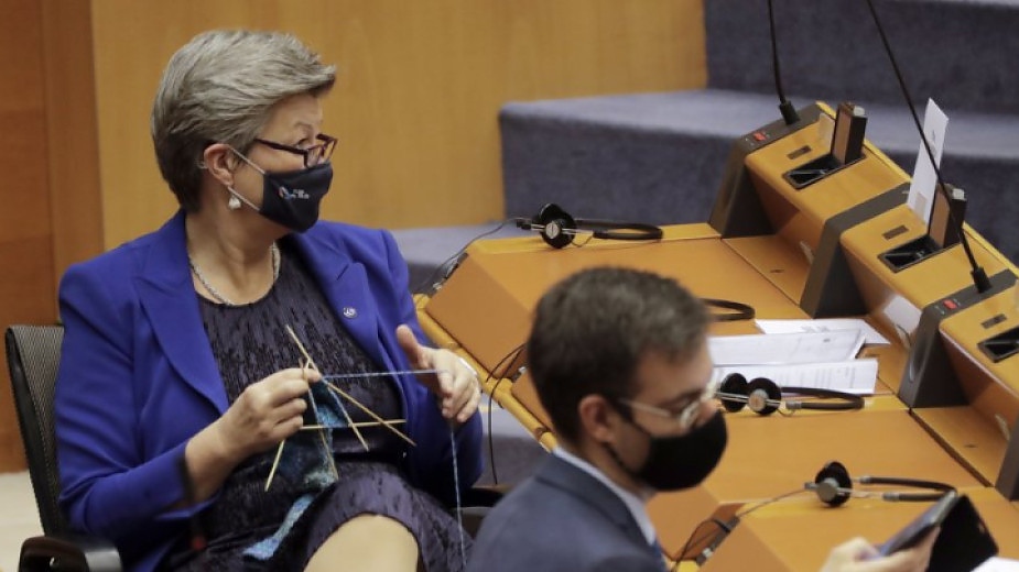 Еврокомисарка плете чорапи по време на дебат в Европарламента