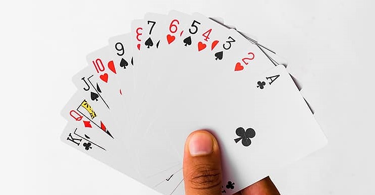 Спатия от „боите“ при играта на карти е известна като трефа.