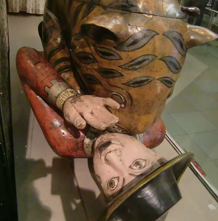 Какво разкъсва индийският автоматизиран “Тигър на типу”, който се съхранява в музея “Виктория и Арбърт”?