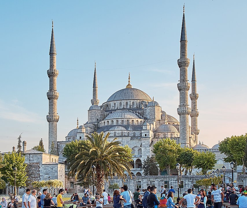 Джамията “Султан Ахмед” в Истанбул е известна като Синята джамия.