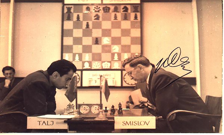 Световният шампион по шахмат Василий Смислов се е занимавал и с оперно пеене