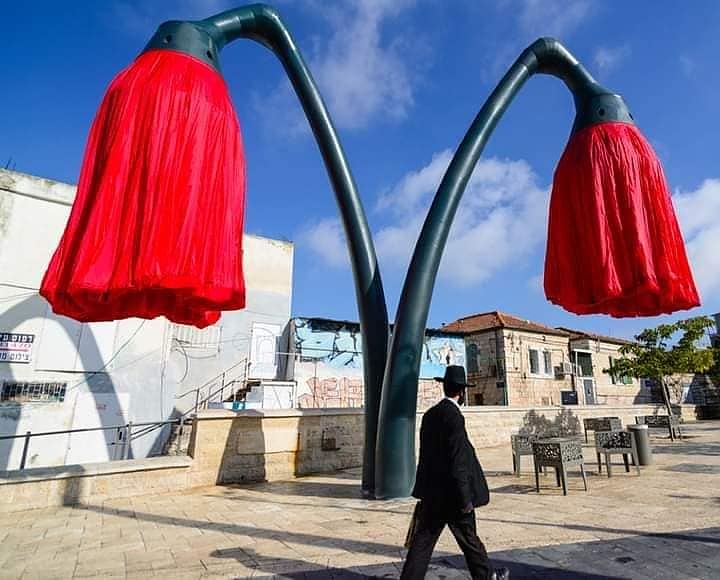 Интересни улични фенери-макове в Израел