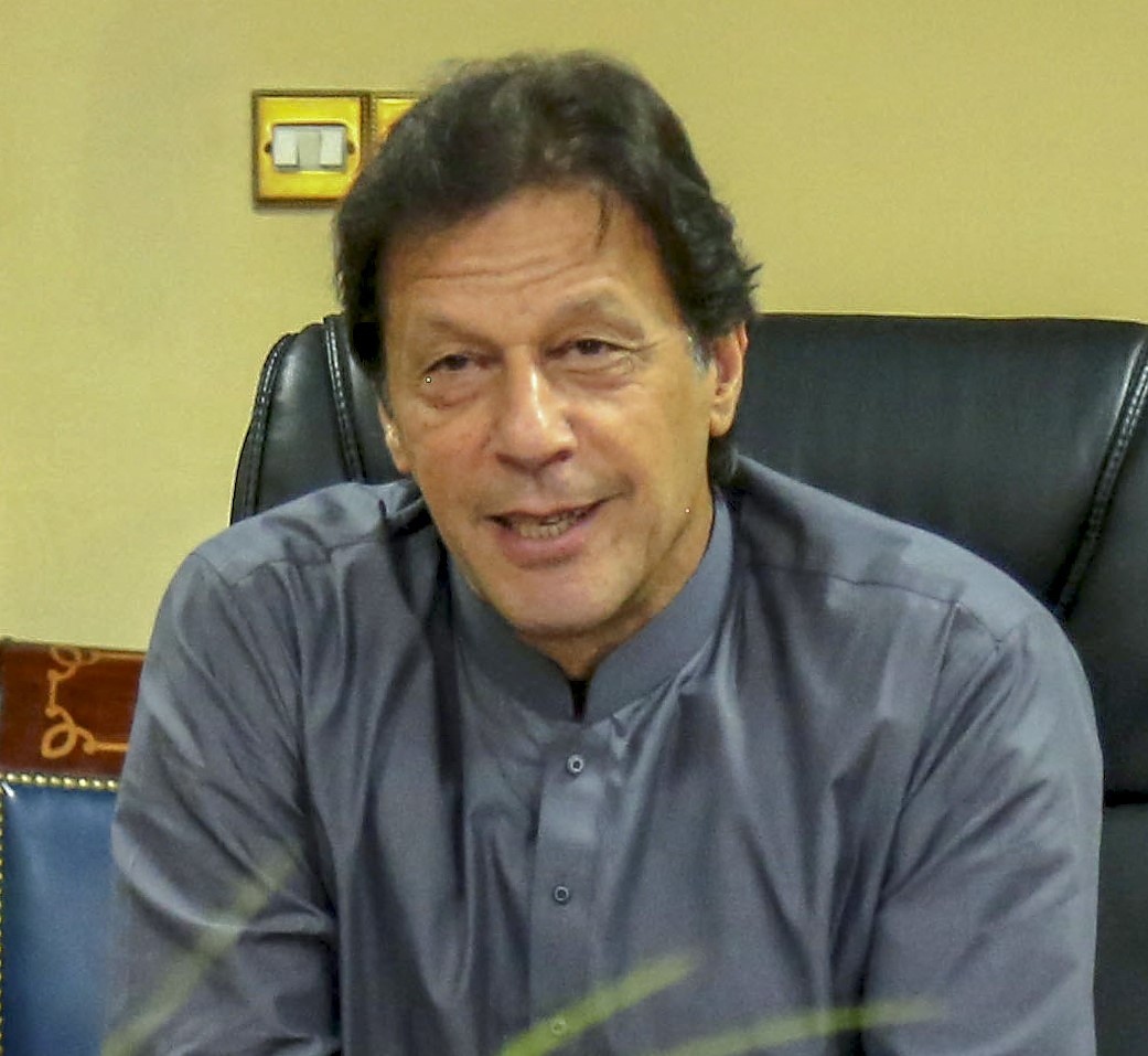 Бившият премиер на Пакистан Имран Хане професионален състезател по крикет.