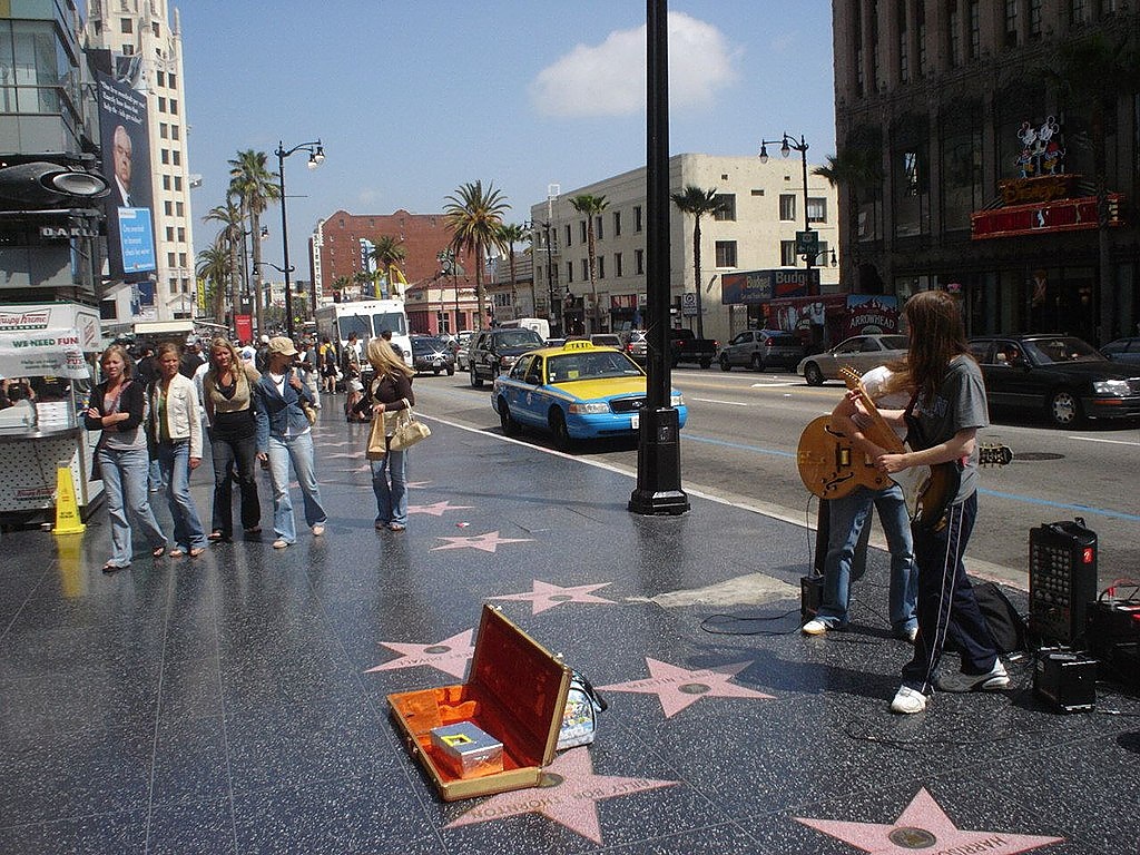 Кой е единственият човек, притежаващ 5 звезди в холивудската Алея на славата