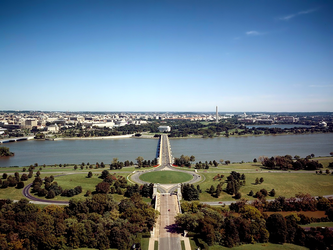 Столицата на САЩ, Вашингтон, е разположена на река Потомак.
