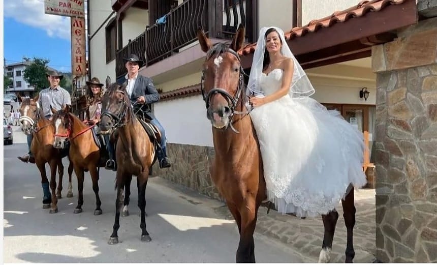 Младоженци се ожениха на коне в смолянско село