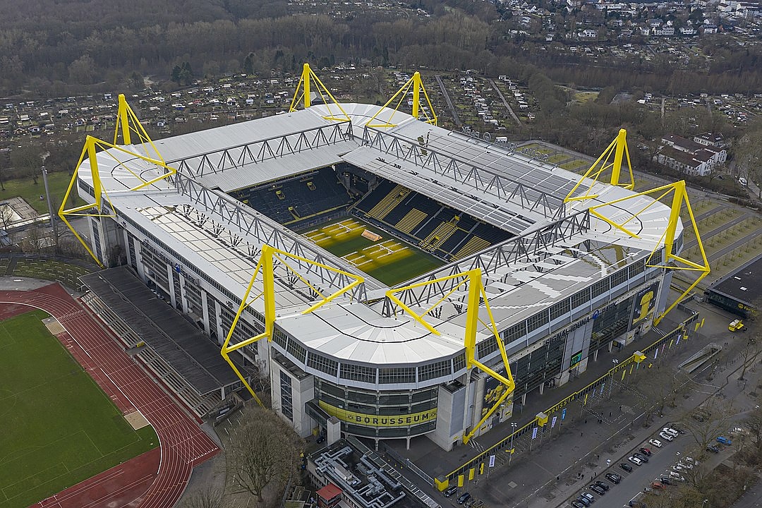 Френската трибуна на стадиона на футболния отбор Борусия Дортмунд е известна с името “Жълтата стена”.