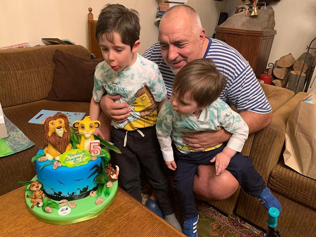 Премиерът сподели снимки от рождения ден на внука си