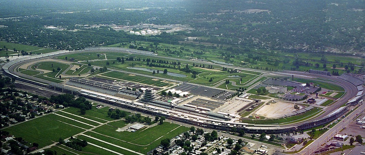Всички завои на класическата писта за автомобилни състезания в Индианаполис са леви.