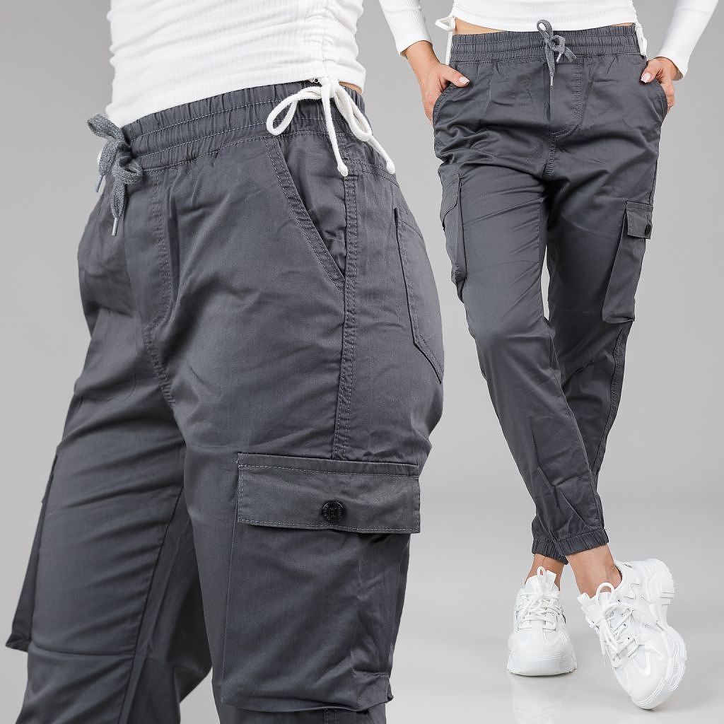 Карго е тип панталон се отличава с големи и удобни джобове.