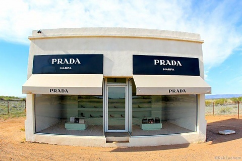 Магазин Прада в пустинята
