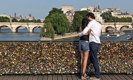Катинари на Моста на любовта в Париж