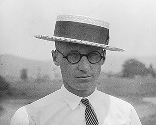 За преподаването на човешката еволюция  учителят Джон Скоупс през 1926 г. в САЩ  е осъден да заплати глоба.