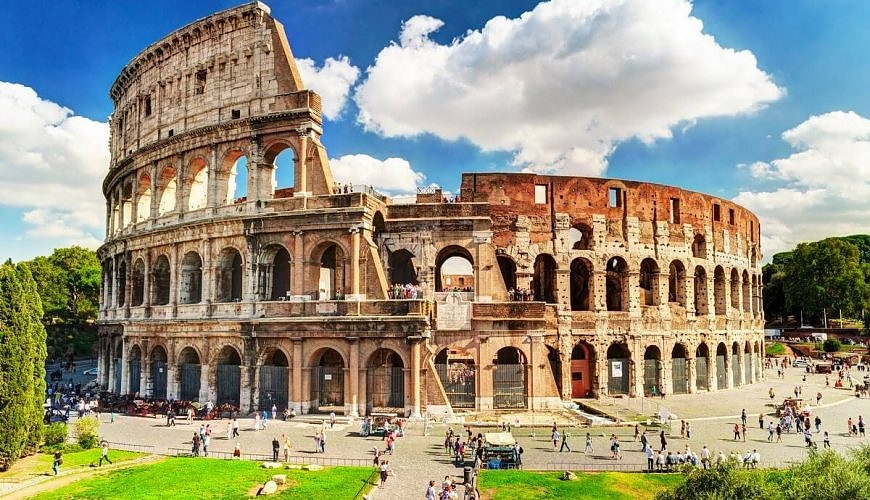Колизеумът в Рим е най-посещаваната туристическа забележителност в Италия.