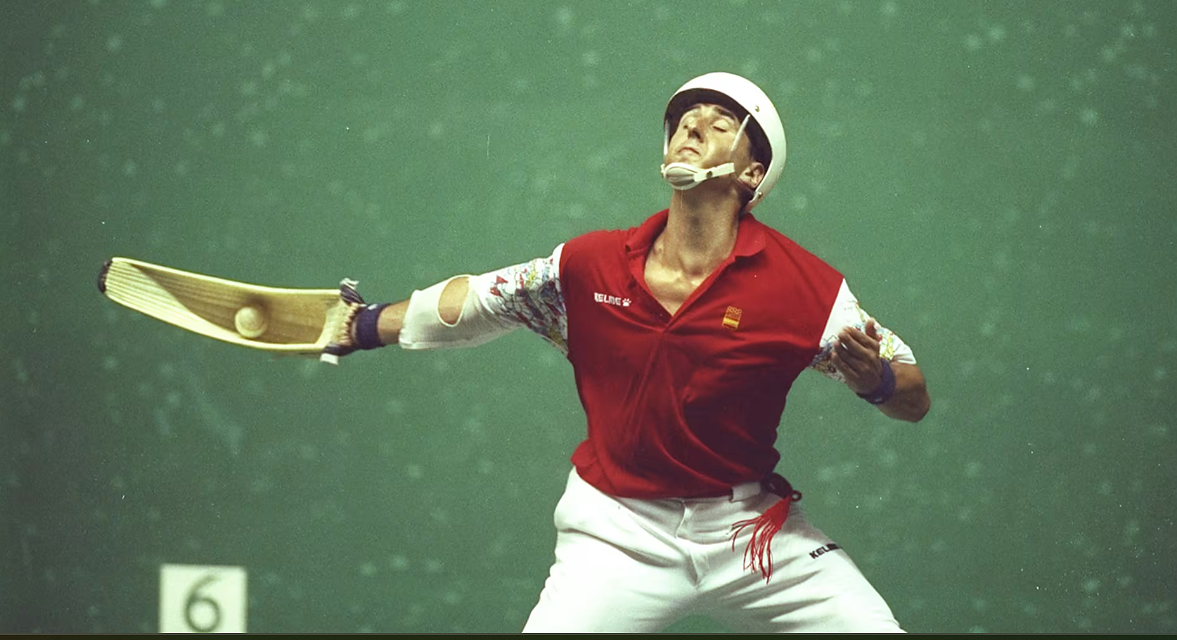 Демонстративният спорт баска пелота, включван в олимпийски игри, се нуждае от топка.