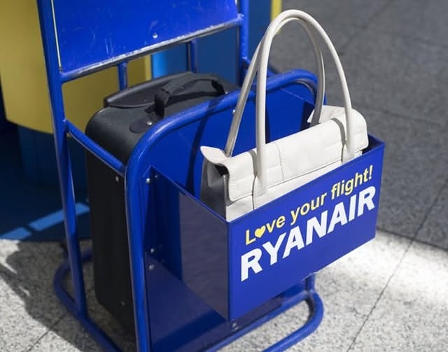 Ryanair вдига бонусите на служителите за засичане на наднормен багаж