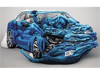 Художничка нарисува автомобил върху голи тела